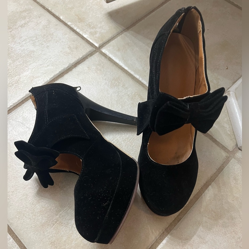 Black pinup-style heels
